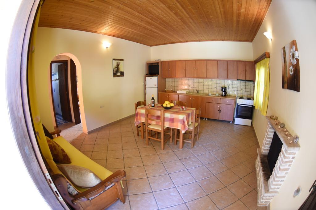 קרי Yannis' Village מראה חיצוני תמונה